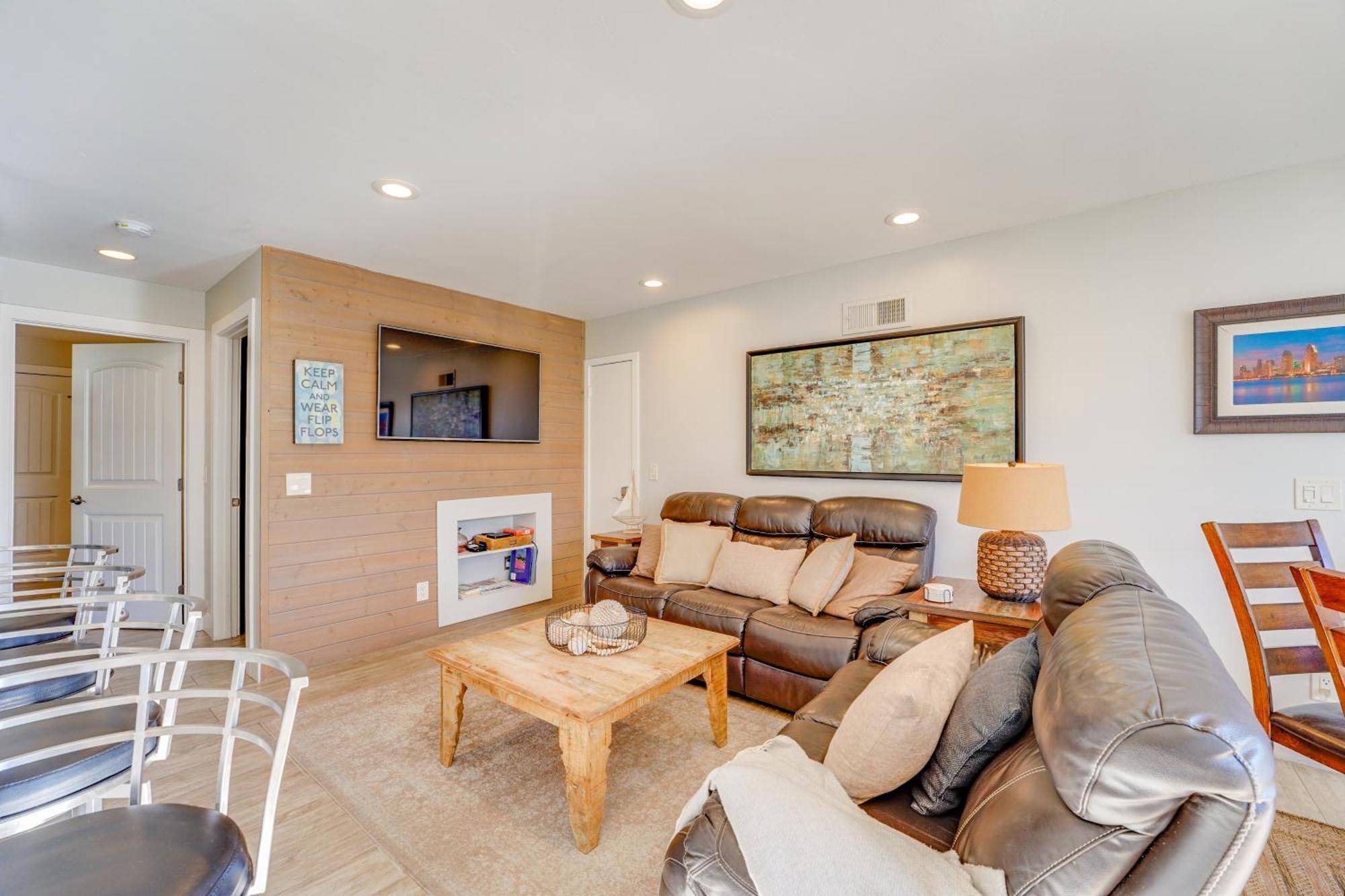Stunning - Large Patio, Parking, Ac & Dog Friendly! *